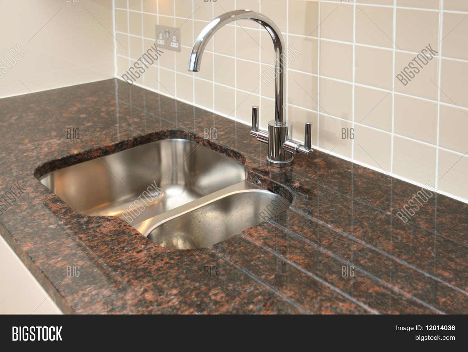 Küchenspüle mit granit arbeitsplatte.“ stockfotos & stockbilder ...