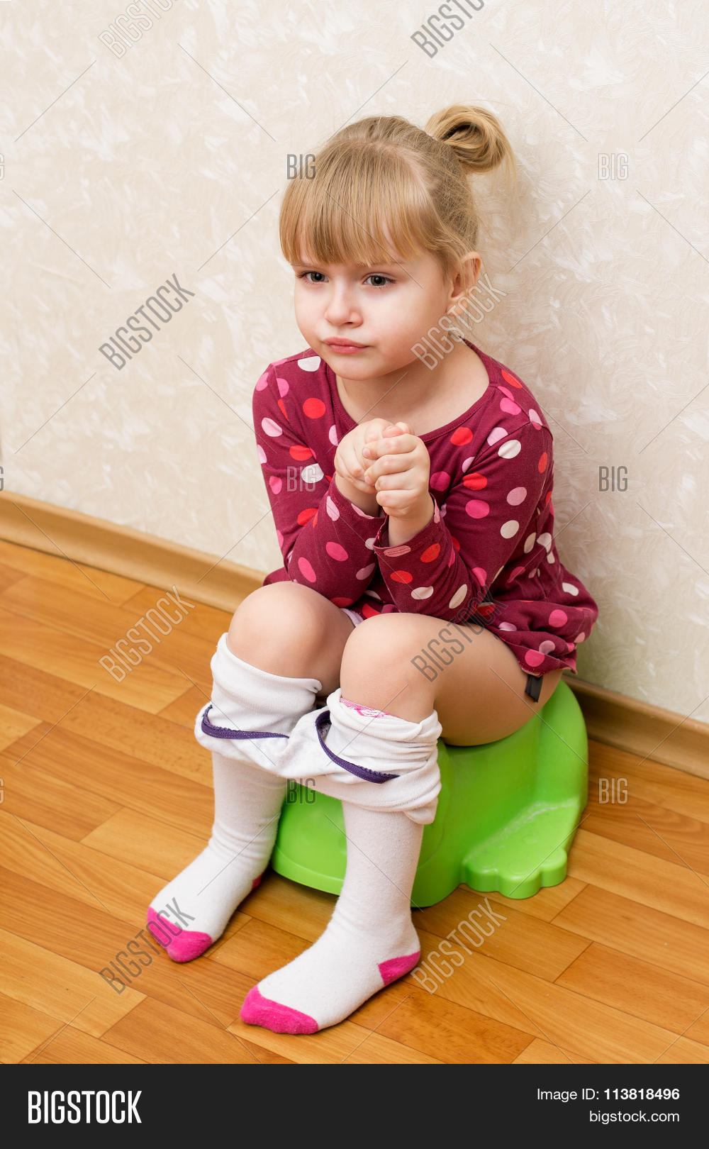 pissing girl pissing girl