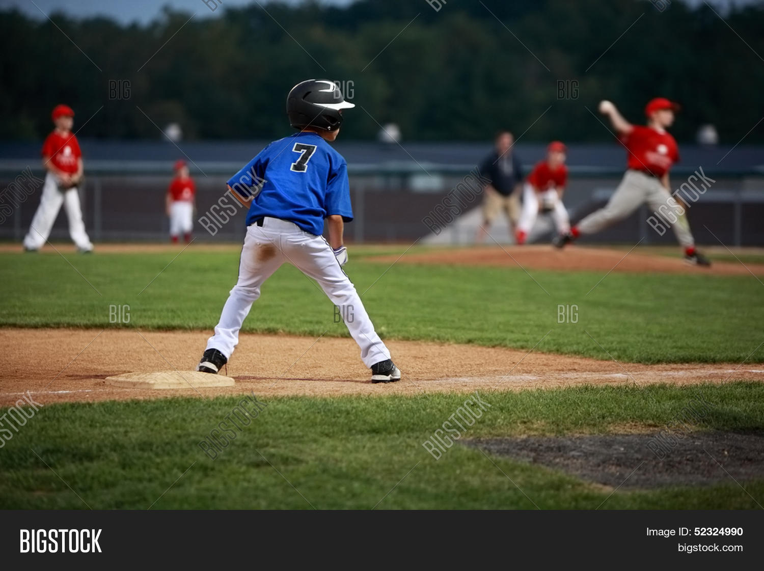 Runner on third base in a baseball game Stock Photo & Stock Images