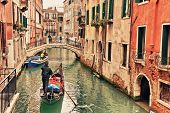 pic of sculling  - Gondola on canal in Venice - JPG 