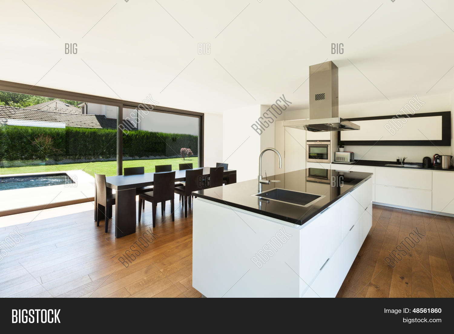 Moderne villa, interieur, prachtige keuken en eettafel stock foto ...