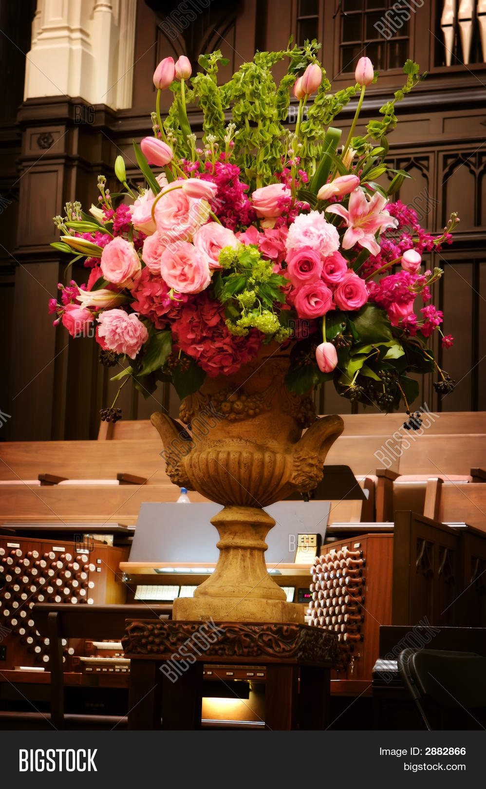 Large Vase Of Wedding Flowers In A Church Stock Photo & Stock Images