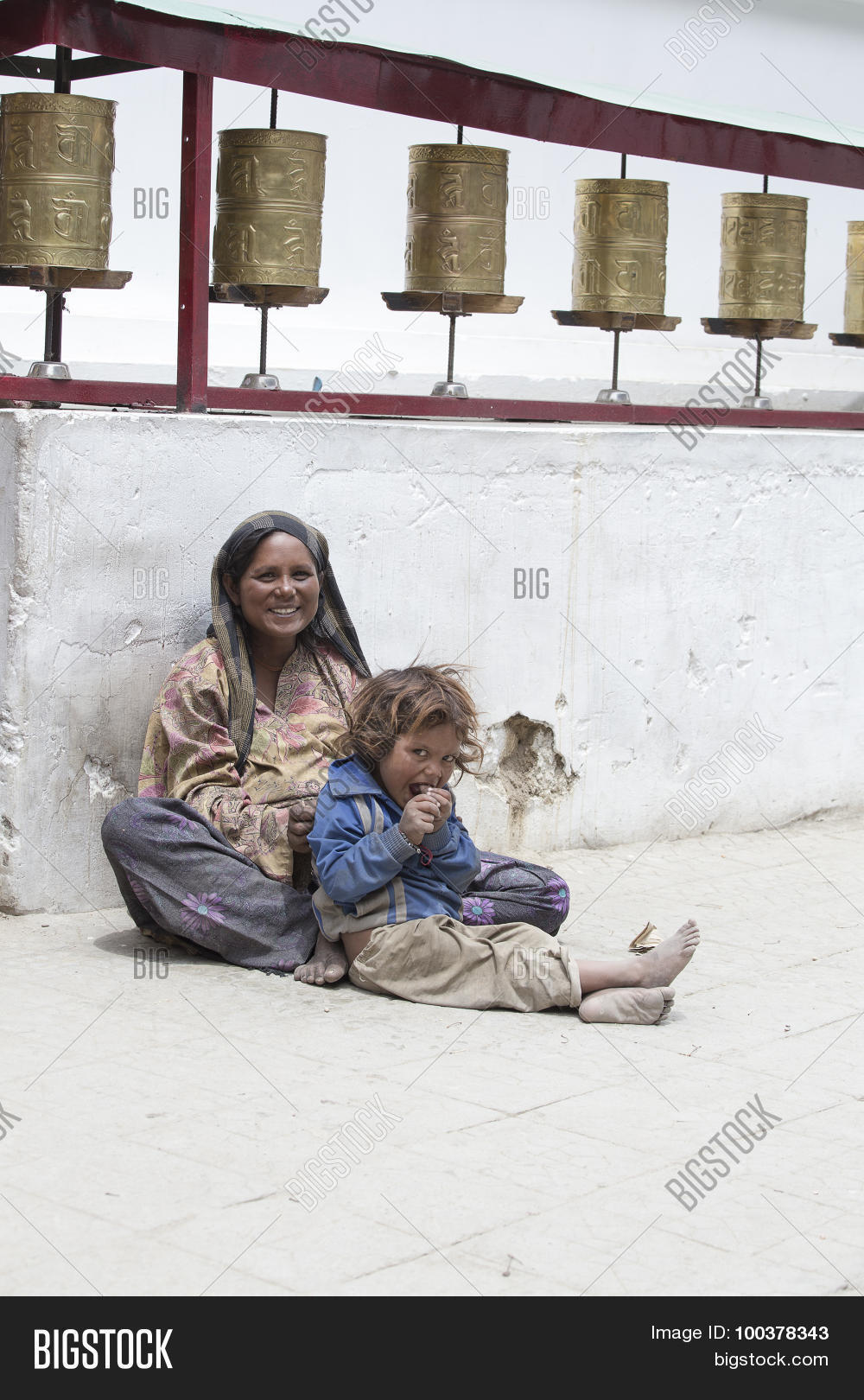 малообеспеченные семьи с детьми. бедная женщина с ребенком. женщина с ребенком. матери одиночки нищие. бедная женщина с ребенком.