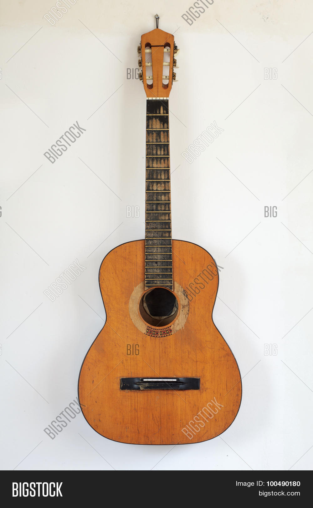 Советская гитара висит на стене. Старая гитара. Электрогитара на стене. Гитара в интерьере. Акустическая гитара randon.