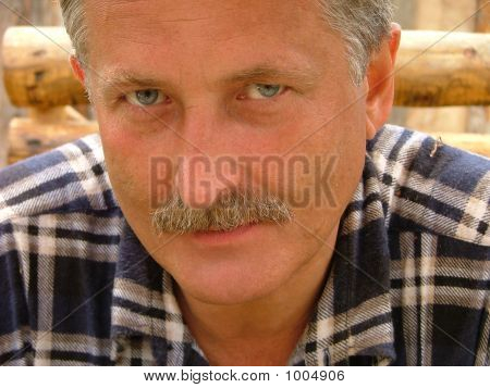 มองพ่ออย่างเคร่งครัด