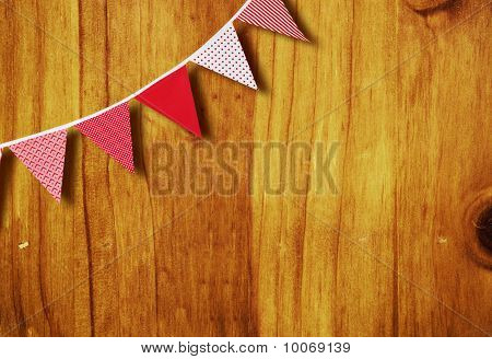 Bandiere rosse e bianche su legno