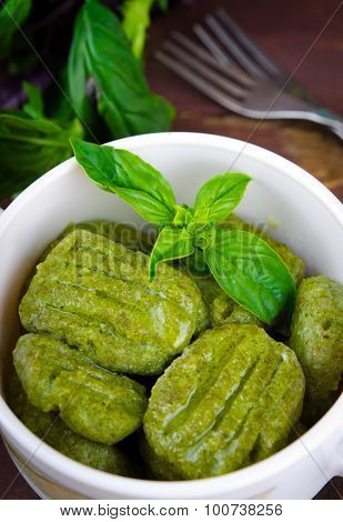 Gnocchi with spinach, basil and lemon