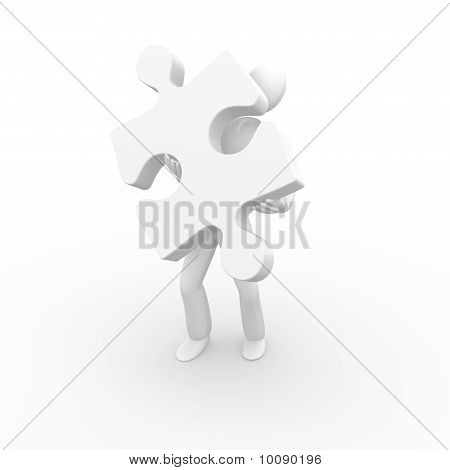 Homme tenant un morceau de puzzle