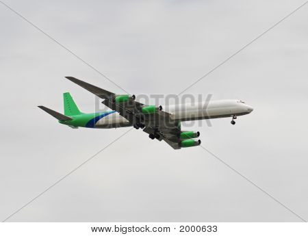 Frachtflugzeug im Flug