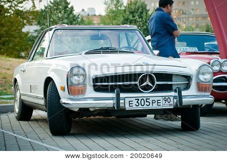 Mercedes-Benz Claccic auf Ausstellung Parken