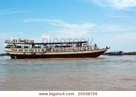 Плавучий ресторан отеля на реке