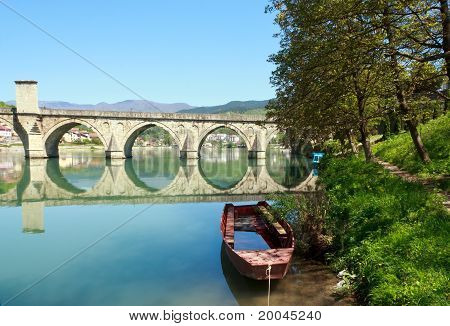 Starý, slavný most na Drině ve Visegrádu, Bosna