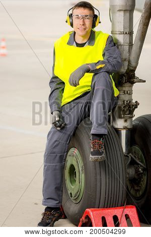 airport worker mechanic service maintenance chassis tire