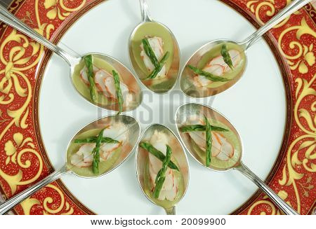 Plato del banquete con cangrejo y espárragos