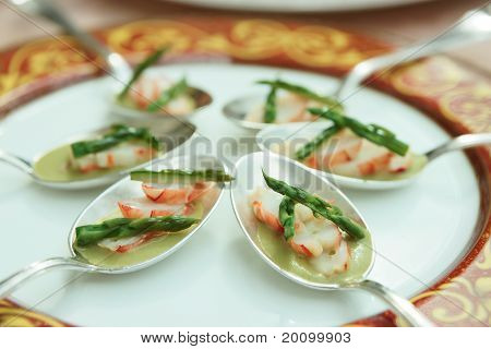 Plato del banquete con cangrejo y espárragos