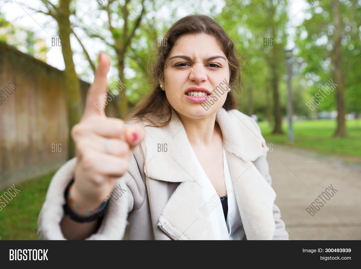 Женщина грозит пальцем. Увидела стоковая картинка. Девушка угрожает парню. Кричащая девушка. Парень угрожает девушке пистолетом.