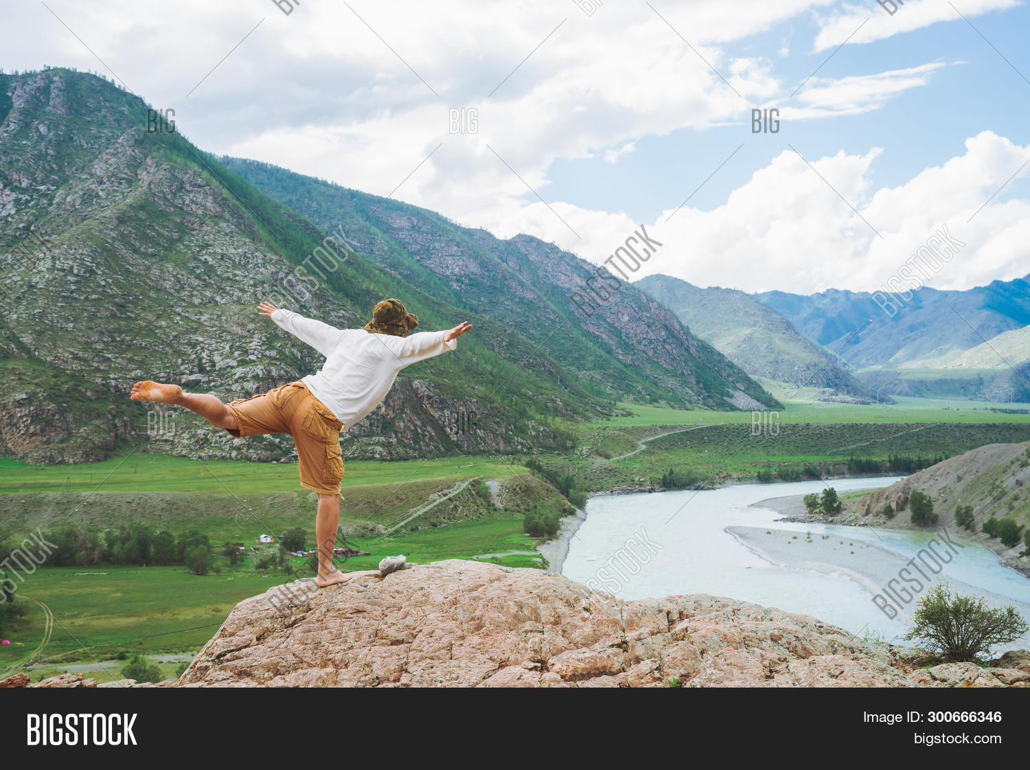 Две подруги в прыжке. Счастливая жизнь. Exciting view. Подружки в горах. Две пары ног из палатки.