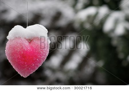 Pink glødende hjerte Hung Up med sne på toppen