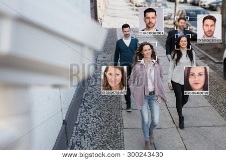 Selective Focus Of People Faces Recognized With Intellectual Learning System