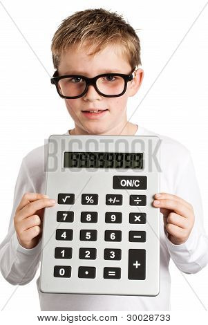 매우 큰 계산기를 들고 큰 안경 소년입니다.