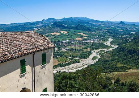 Uitzicht vanaf het kasteel van Montebello. Emilia - Romagna. Italië.