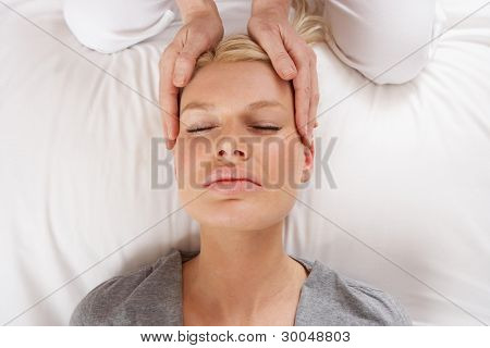 Žena s Shiatsu masáž hlavy