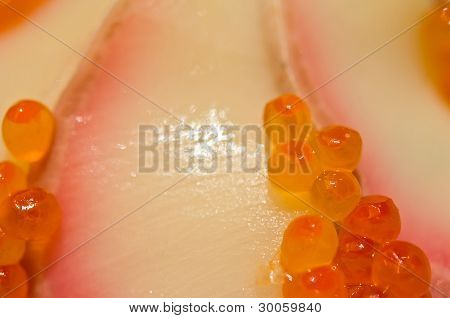 Hamachi Sashimi con uova di salmone fresco