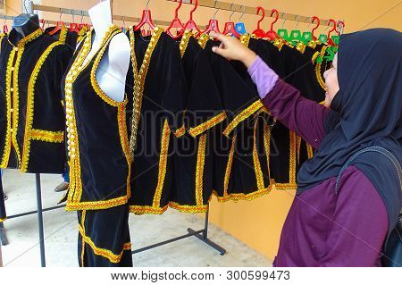 Labuan,malaysia-may 12,2019:muslim Woman In Shop Looking The Traditional Costume Kadazandusun For Ka