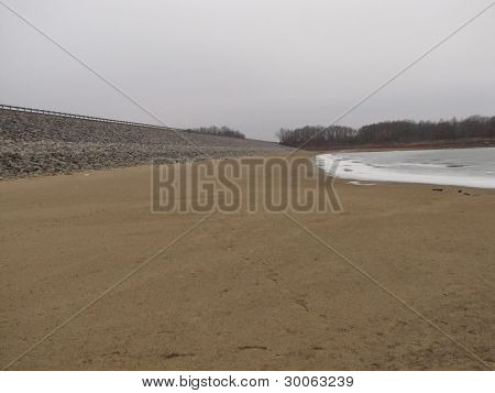 Pusta plaża w pobliżu tamy