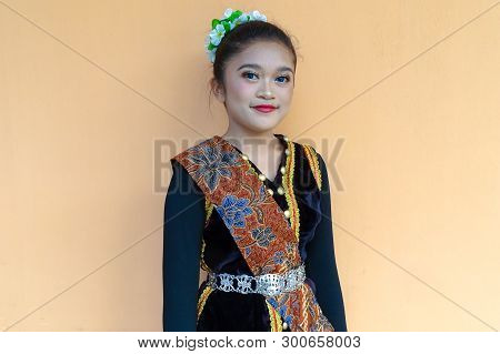 Labuan,malaysia-may 12,2019:potrait Of Kadazandusun Girl In Traditional & Colorful Costume In Labuan