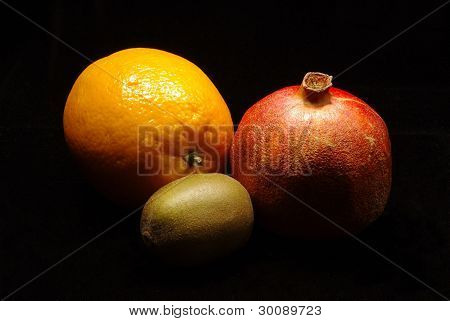 Oranje met pomegranade en kiwi fruit