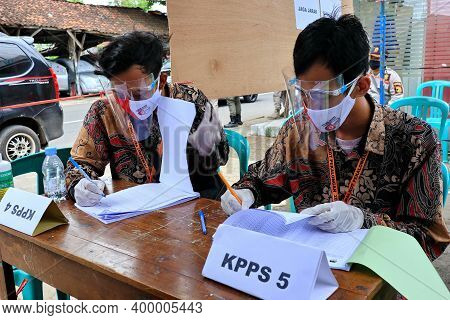 Election Activities For The Mayor Or Regional Head At One Of The Polling Stations, Pekalongan, Decem