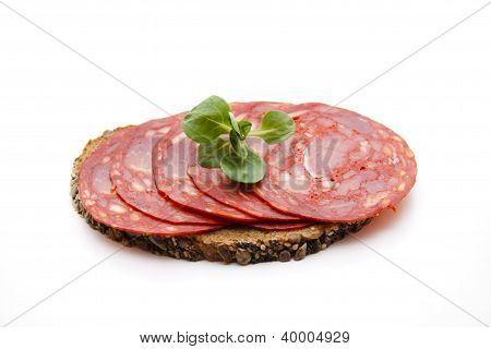 Salami tummaa leipää