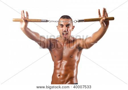 Mand i kampsport koncept med nunchucks