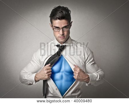 Employé de bureau avec des lunettes en ouvrant sa chemise comme un super-héros