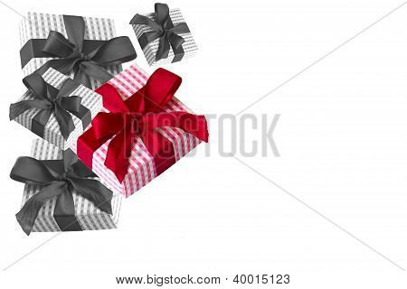 Canto: giftboxes preto e branco e vermelho sobre fundo branco