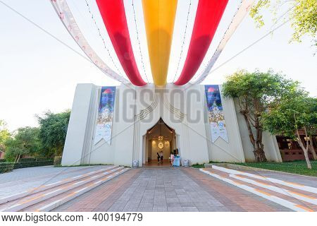 Rachaburi,thailand - 18 Decemmber, 2020: Front Side Lighting Show Festival At Nasatta Park