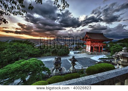 Piękne dramatyczny zachód od świątyni Kiyomizu-dera powyżej Kyoto, Japonia. HDR