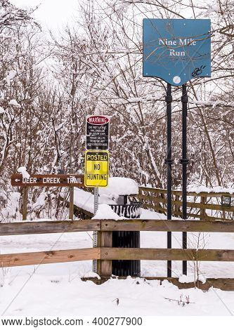 Pittsburgh, Pennsylvania, Usa 12-19-20 The Nine Mile Run, Deer Creek Trail And No Hunting Signs At T