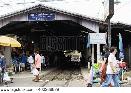 Samut Sakhon, Thailand-november 8, 2020: People Buy Products At Mahachai Railway Station And Wearing