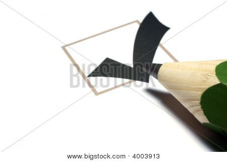Casilla de verificación con la garrapata y lápiz verde grande aislado sobre fondo blanco.