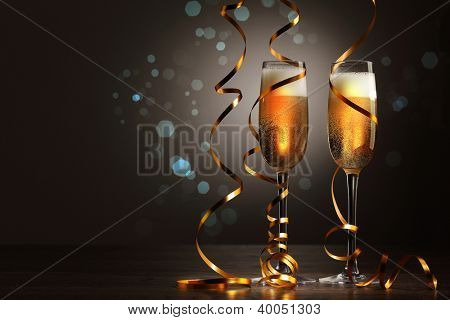 Due bicchieri di champagne pronte a portare nel nuovo anno