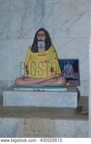 Gujarat, India-february 2, 2010: Statuette And Photography Of A Guru In A Hindu Temple.