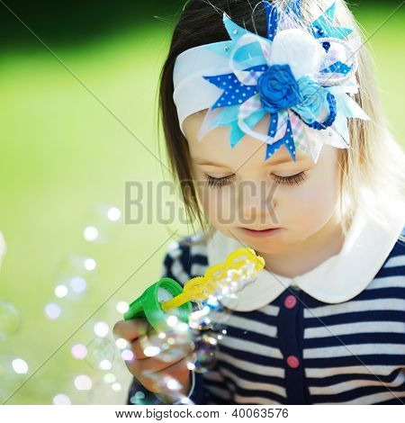 Funny Little Girl Gioca con le bolle