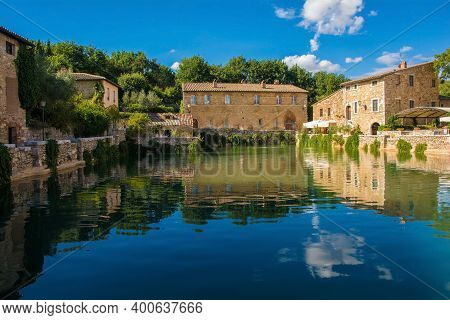 Bagno Vignoni, Italy - September 3rd 2020. The historic Loggiato di Santa Caterina, Saint Catherine\'s Arcade, in the village of Bagno Vignoni, in Val d\'Orcia in Siena Province, Tuscany, famous for its hot springs