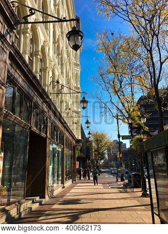 Philadelphia, Usa - November 6, 2016: Chestnut Street In Philadelphia, Sunny Day