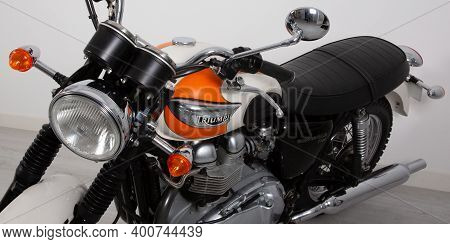 Bordeaux , Aquitaine  France - 12 15 2020 : Triumph Vintage Bonneville T100 Bonnie Motorcycle Detail