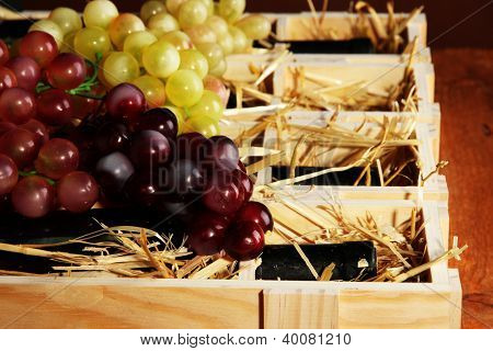 Case in legno con bottiglie di vino close up