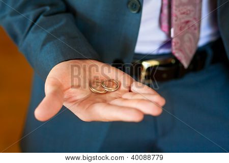 แหวนแต่งงานบนฝ่ามือ