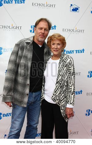LOS ANGELES - DEC 8: Collin Bernsen, Jeanne Cooper dorazí do 